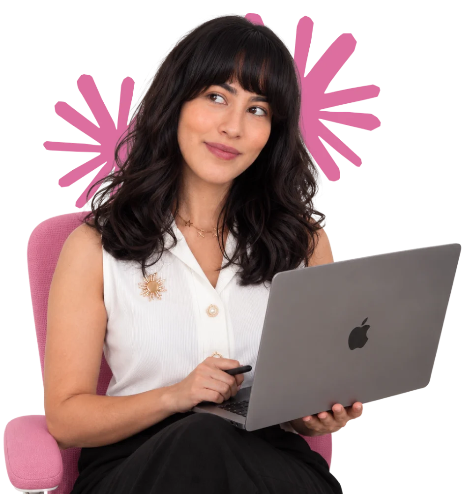 Retrato da Julia sentada com um notebook, sobre um grafismo rosa.